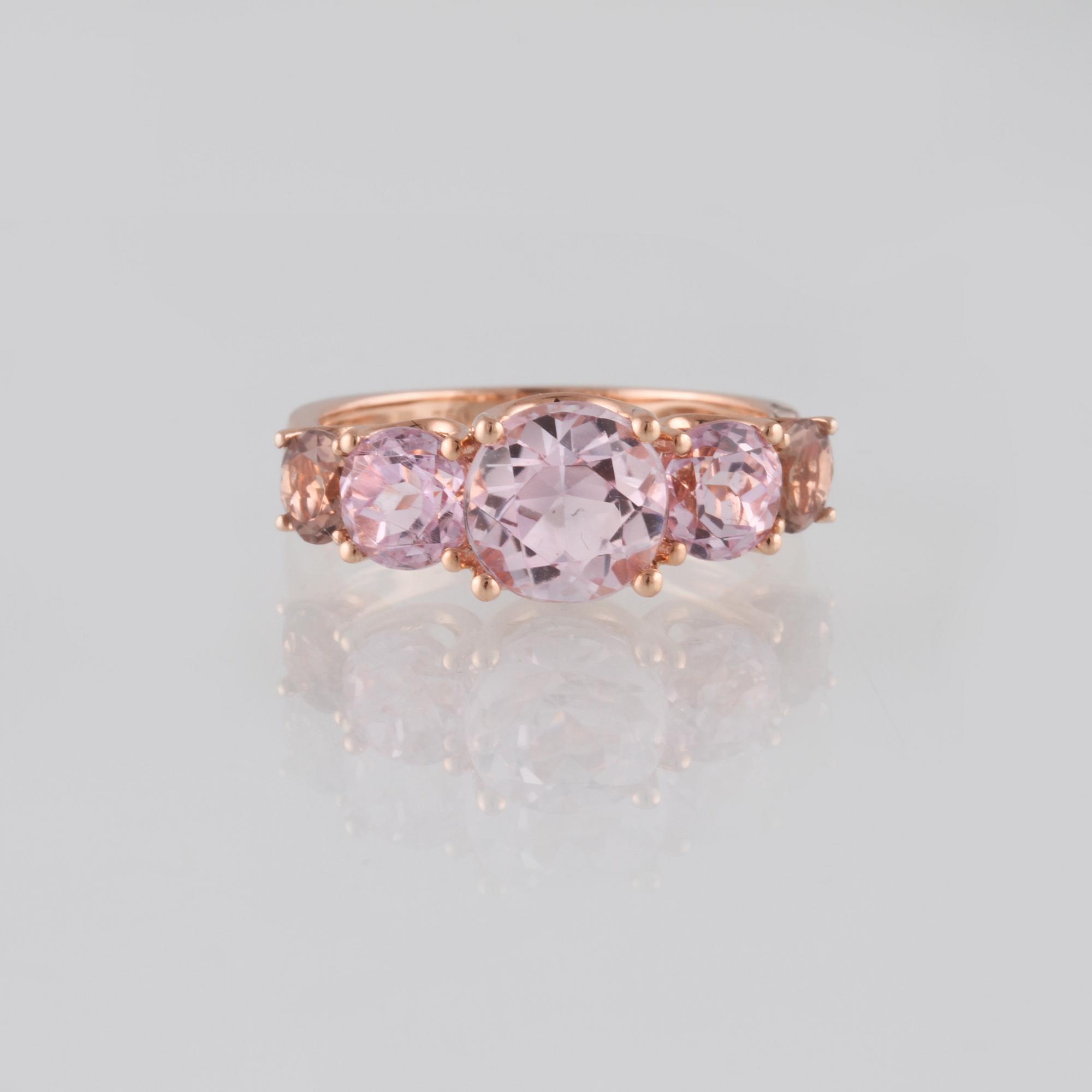RING, 18K guld med 3 fasettslipade kunziter ca 3.2 ct samt 2 turmaliner ca 0.55 ct. Vikt 4,0 gram.