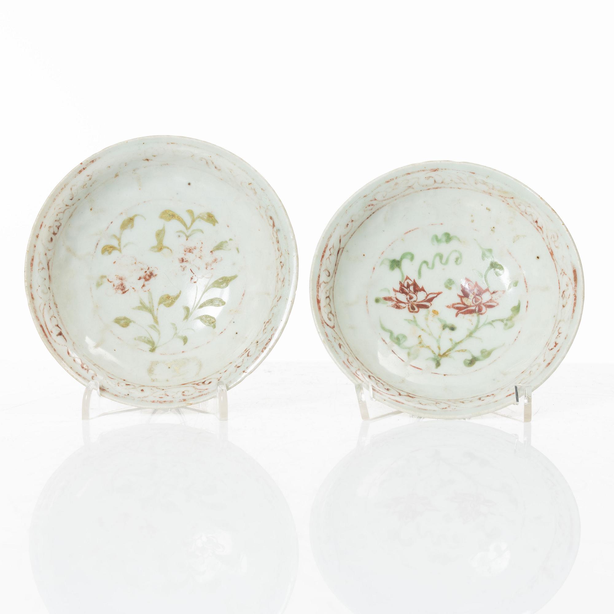 A pair of small Chinese porcelain dishes, Ming dynasty (1368-1644).
