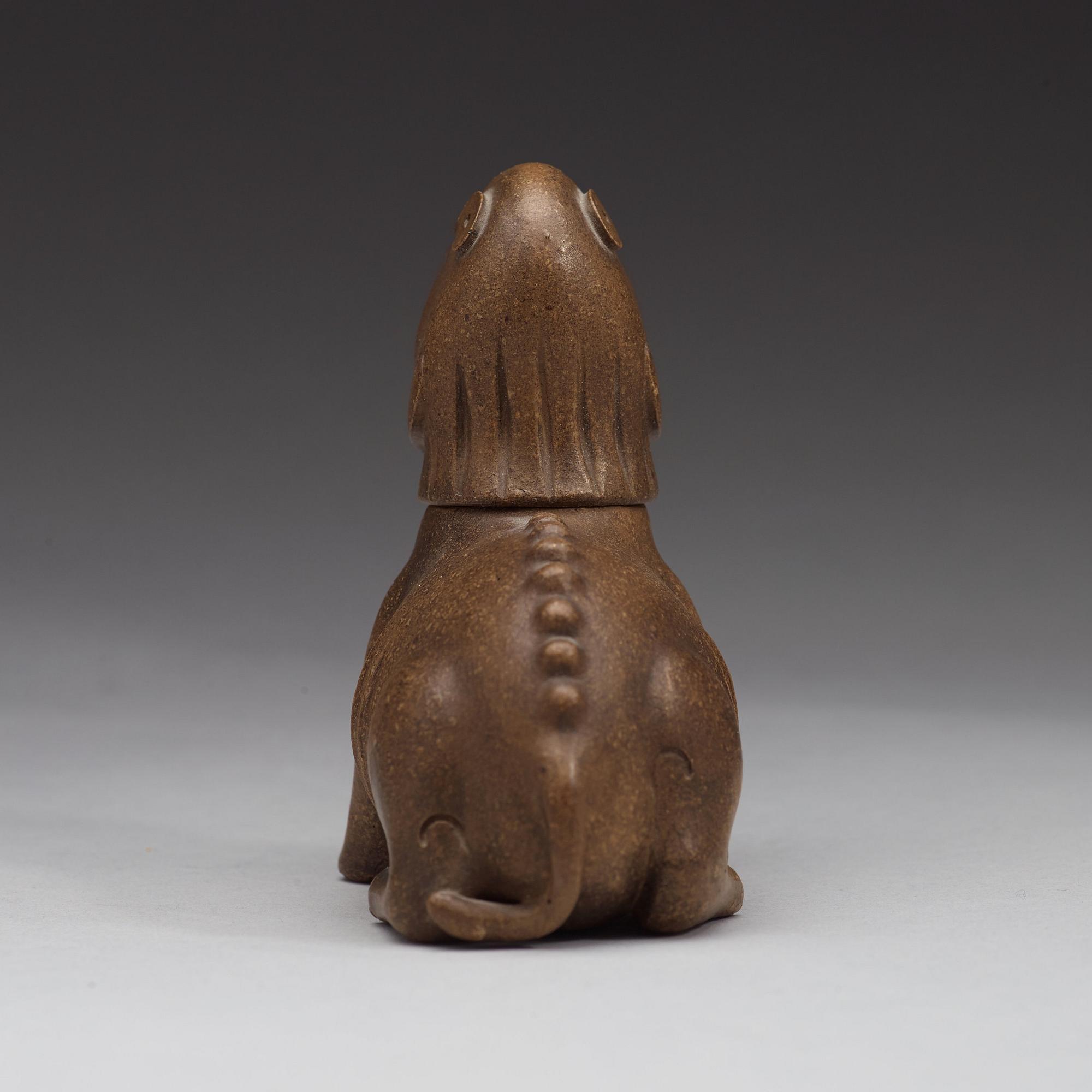 KÄRL med LOCK, yixinggods. Qingdynastin, troligen 1700-tal. Bär märkning.