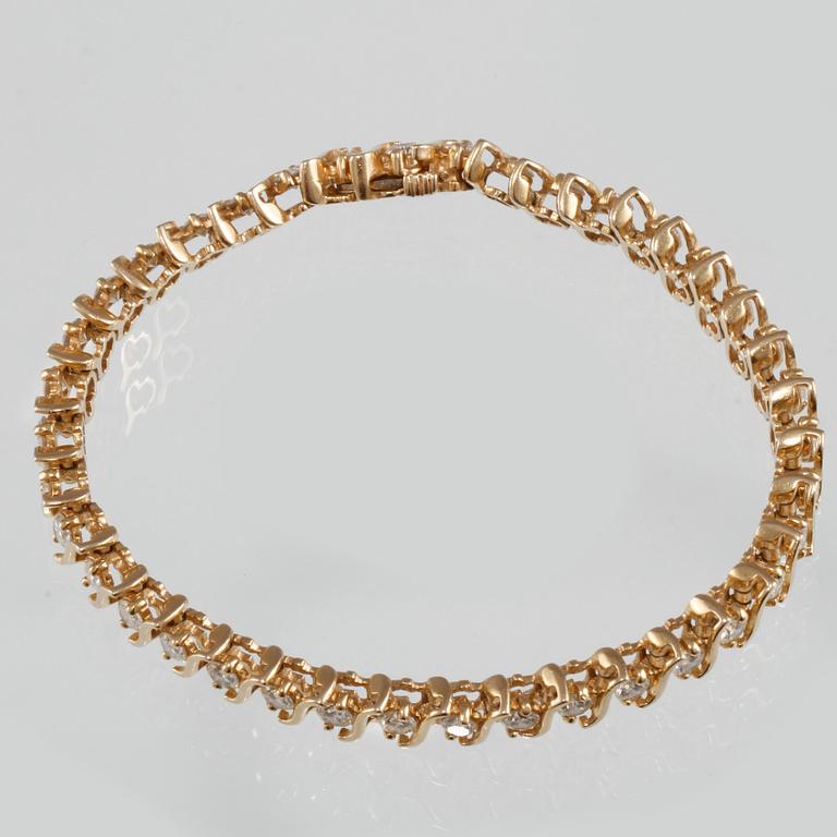 ARMBAND, 14K guld med 38 briljantslipade diamanter, ca 5.70 ct. Vikt 18,6 gram.