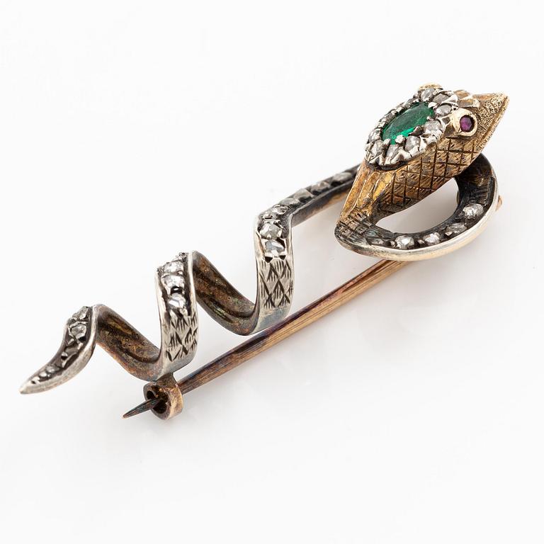 Brosch i form av en orm 18K guld och silver med en fasettslipad smaragd och rosenslipade diamanter, viktoriansk.