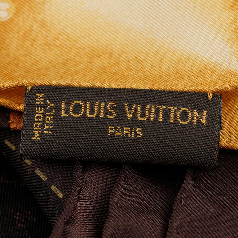 SCARF, Louis Vuitton.