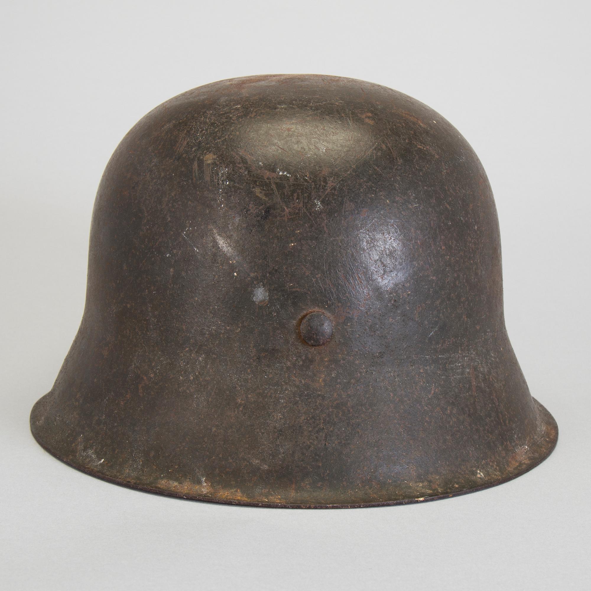 A 20TH CENTURY GERMAN MILITARY HELMET.