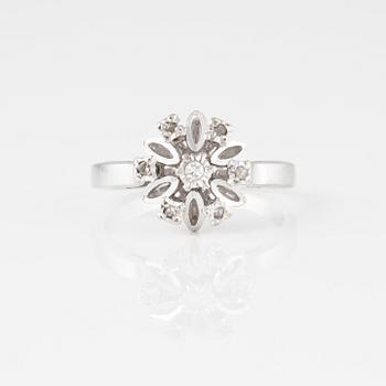 RING, med en åttkantslipad och 6 fasettslipade diamanter.