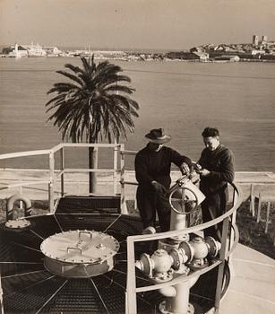 ROBERT DOISNEAU, gelatin silver print, stamped a tergo.