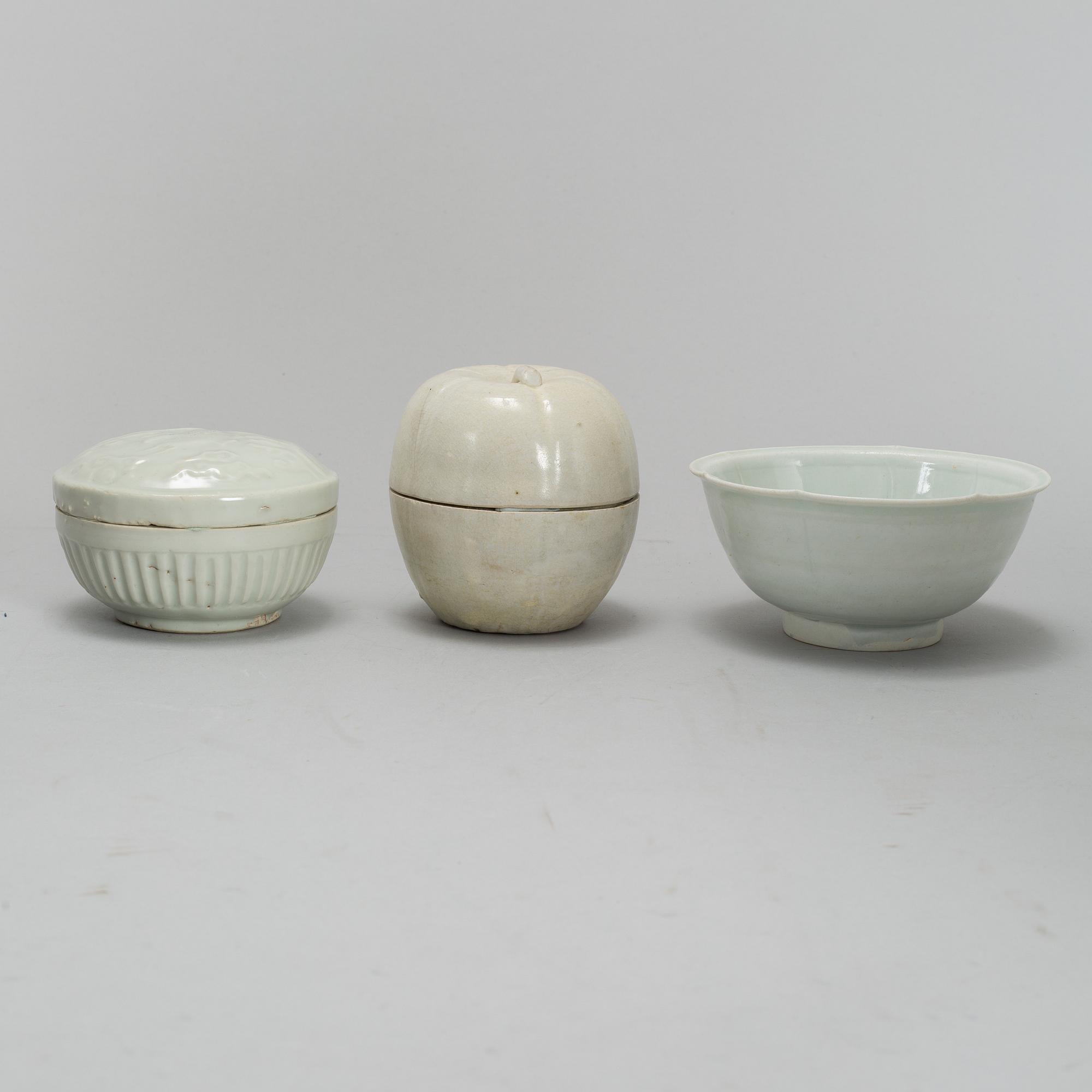 ASKAR med LOCK, två stycken samt SKÅL, keramik. Sydostasien, 1900-tal.