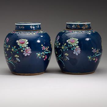 A pair of famille rose and powder blue jars with covers, Qing dynastin, Qianlong (1736-95).