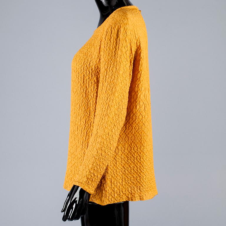 BLUS, Yves Saint Laurent.