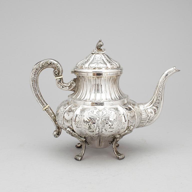 TEKANNA, silver, svenska importstämplar, rokokostil 1900-tal.. Vikt 916 gram.