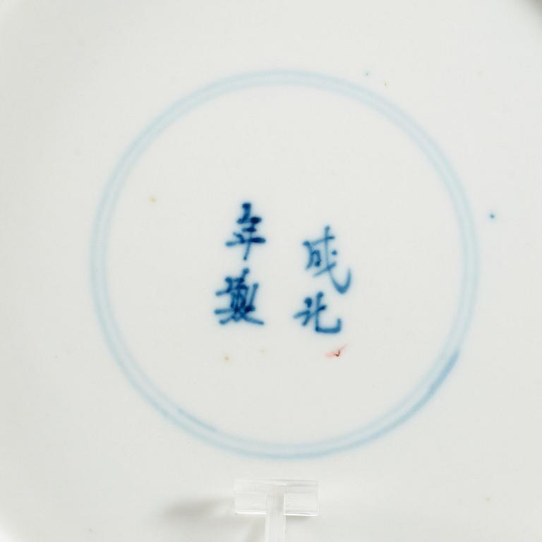 SKÅLFAT, ett par, porslin. Qing dynastin, Kangxi (1662-1722), med Chenghua fyra karaktärers märke.