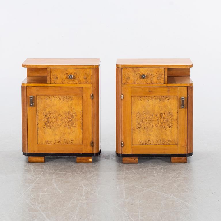 A pair of bedside, 1900-talets mitt.