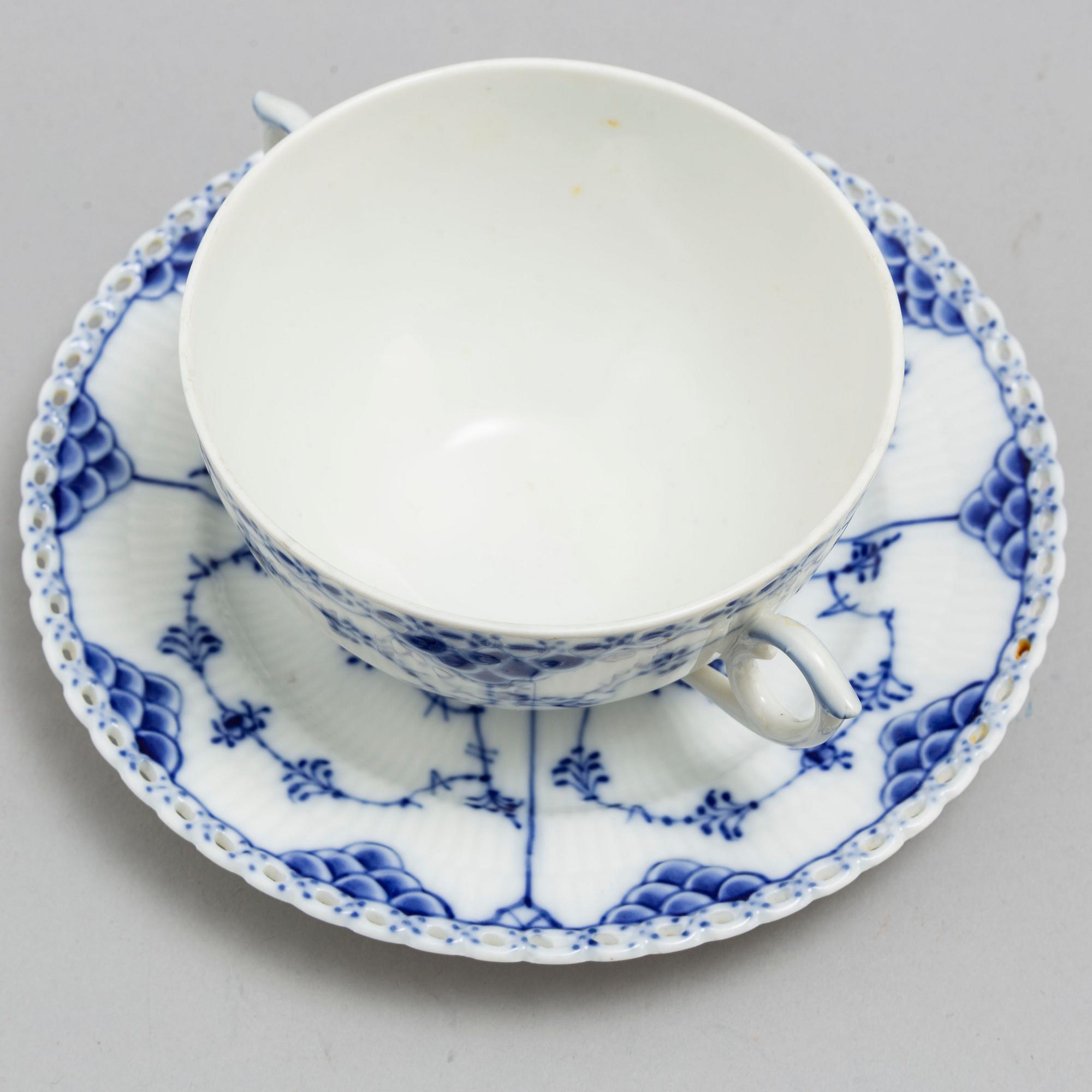 A 25-pieces porcelain 'Musselmalet' service from Royal Copenhagen.