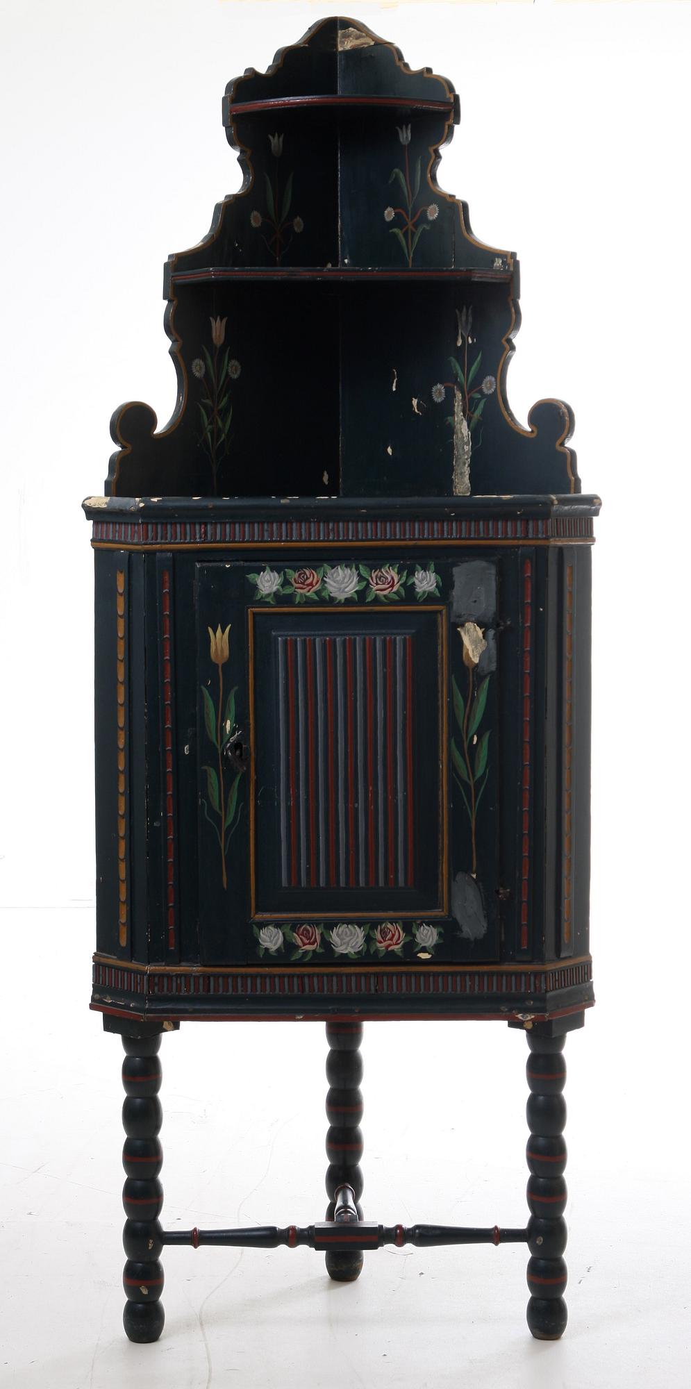 HÖRNSKÅP, allmoge, 1800-tal.