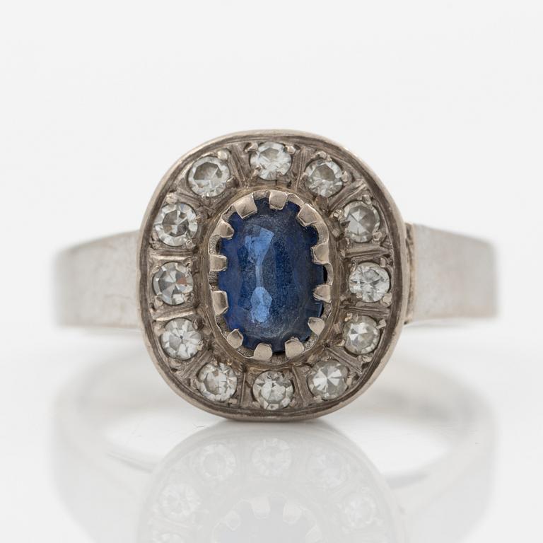 18K white gold ring with sapphire and octagonal-cut diamonds.