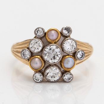 Ring, 18K guld, odlade pärlor och briljantslipade diamanter. W.Pettersson, Åbo 1964.