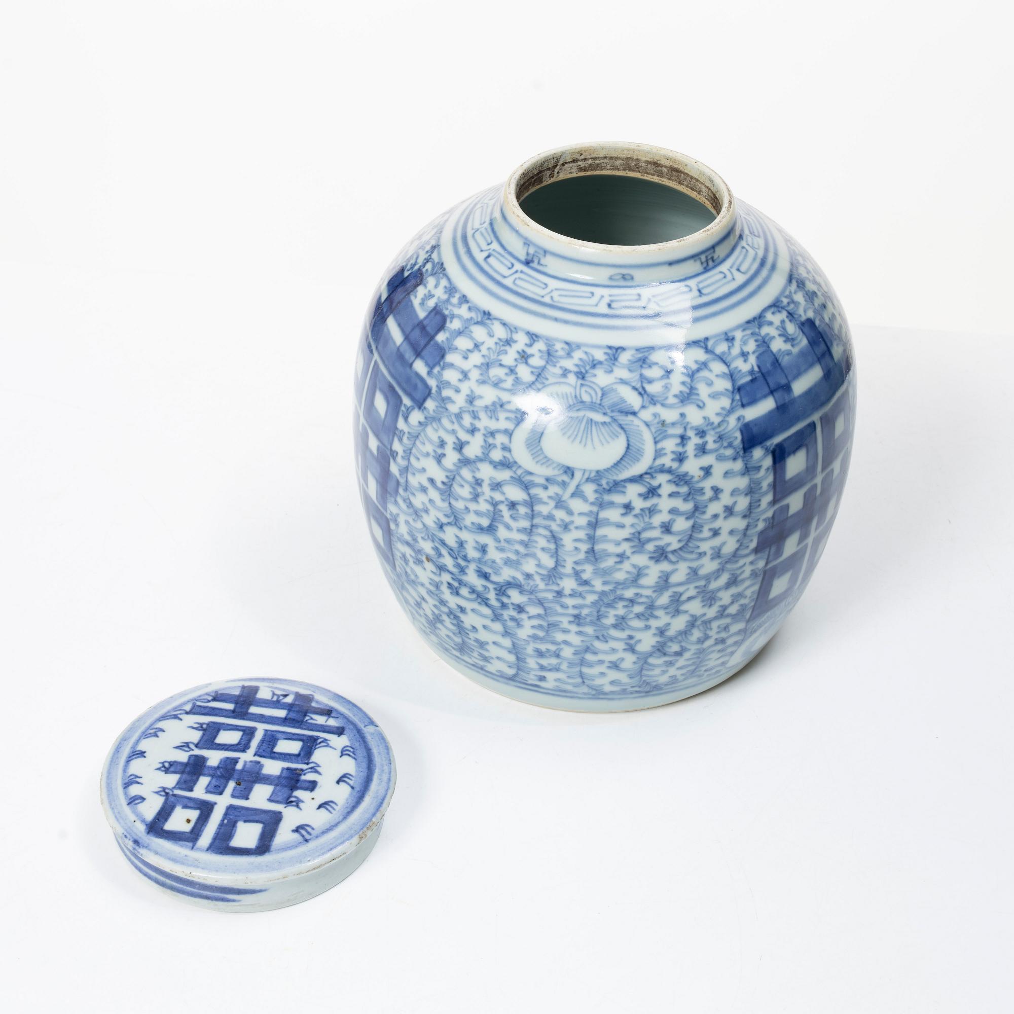 A Chinese blue and white porcelain jar with cover, Qing dynasty, 19th century.