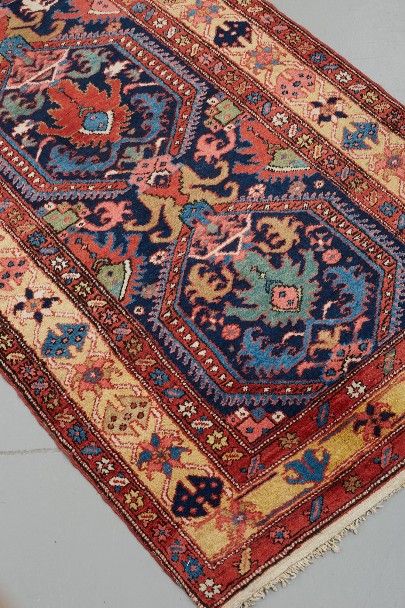 GALLERIMATTA, semiantik Azerbadjan, ca 545,5 x 102,5 cm (samt en kortsida med 2 cm slätväv).