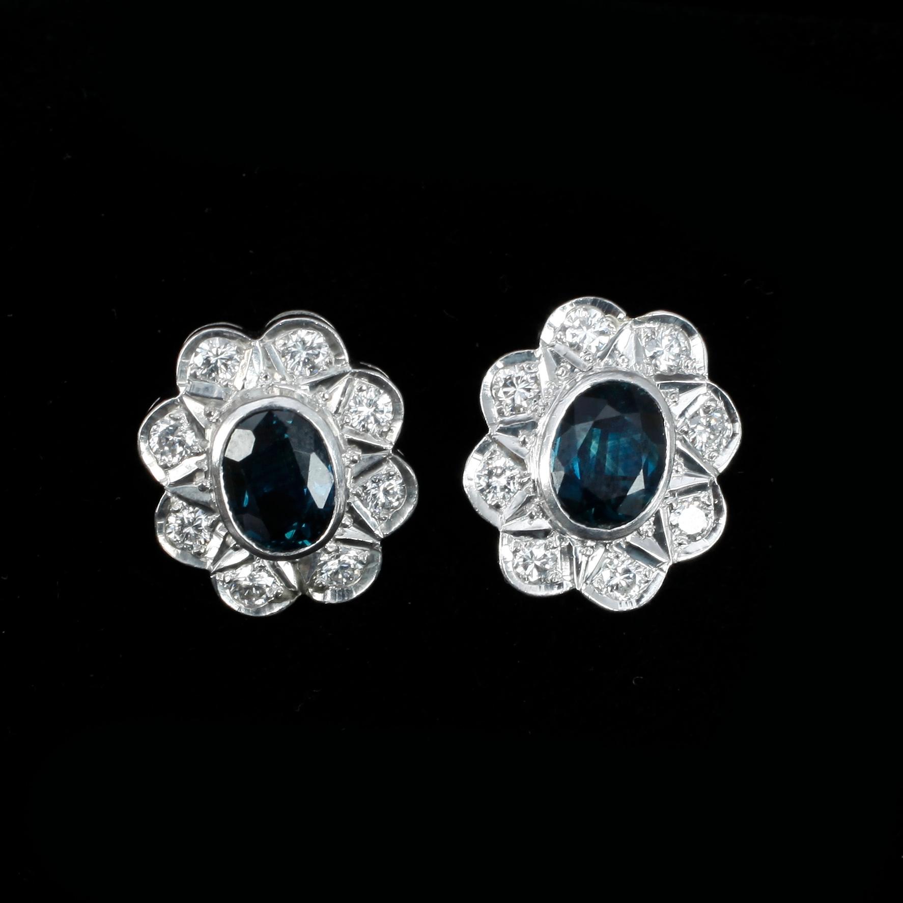 ÖRHÄNGEN, ett par, vitguld med safirer och briljantslipade diamanter tot ca0,48ct. Vikt 8g.