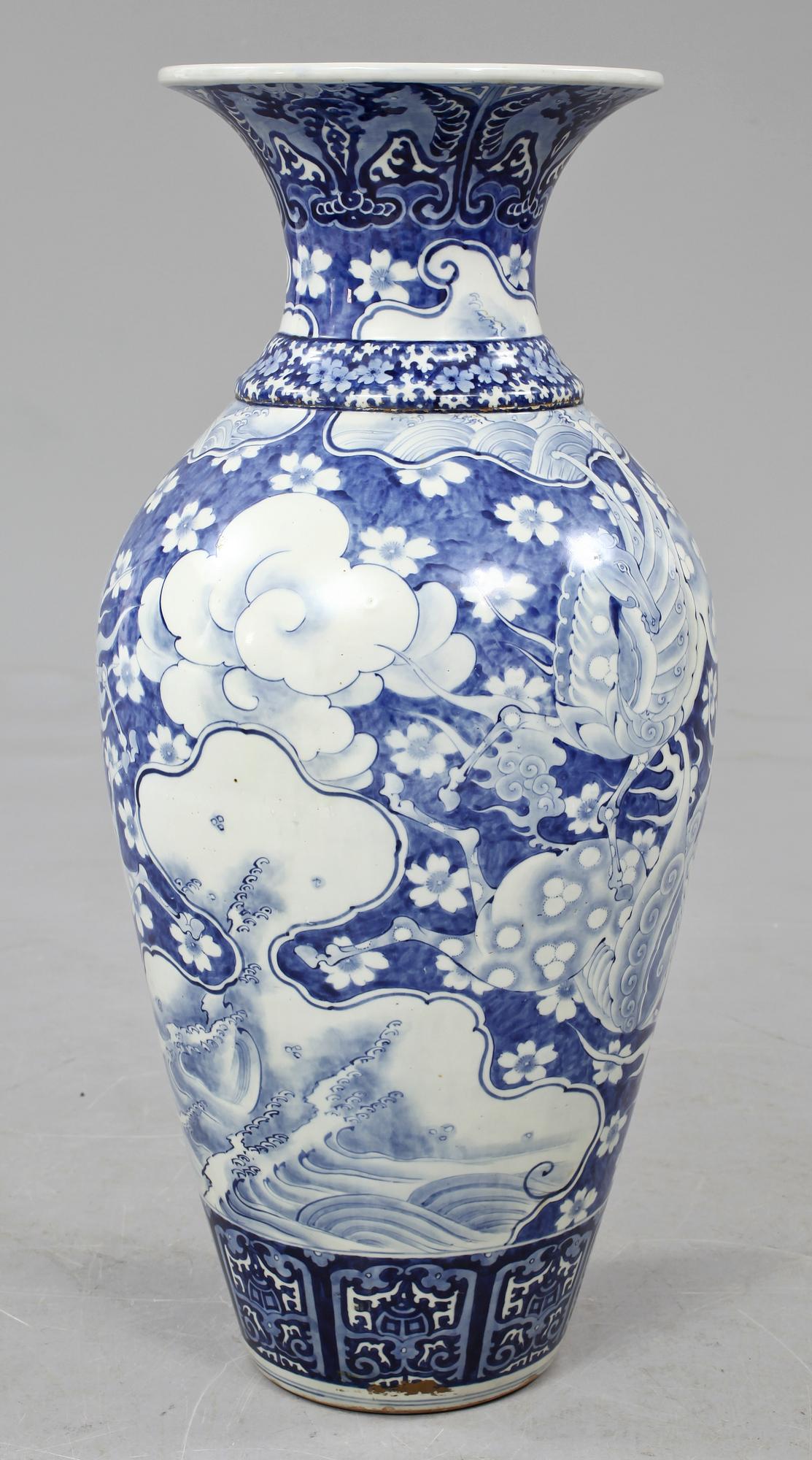 GOLVURNA, porslin, Japan, 1800-tal.