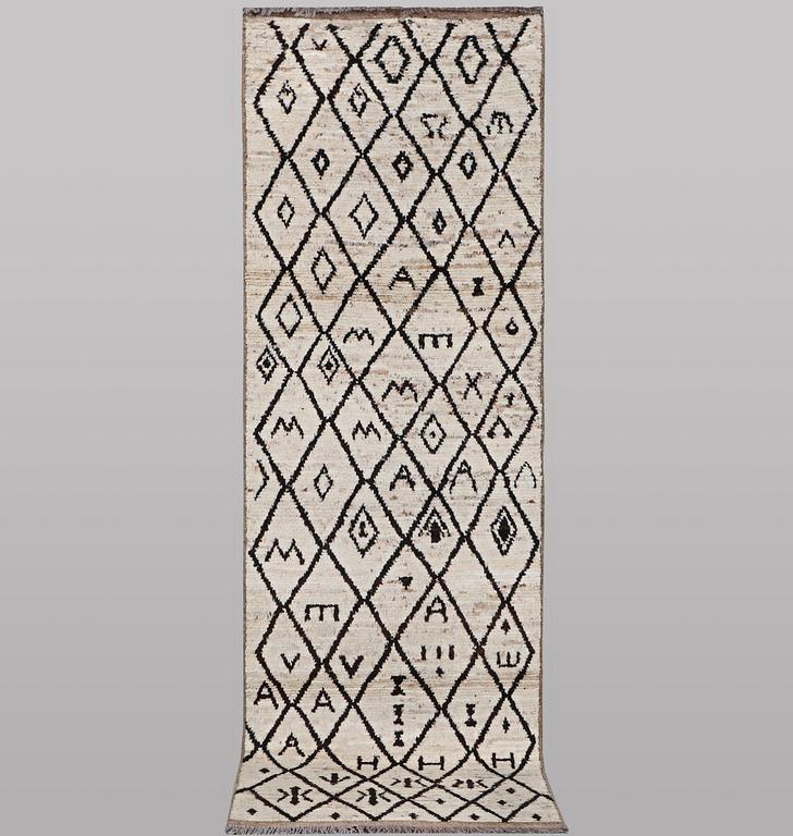 Gallerimatta, Marocko, ca 286 x 86 cm.