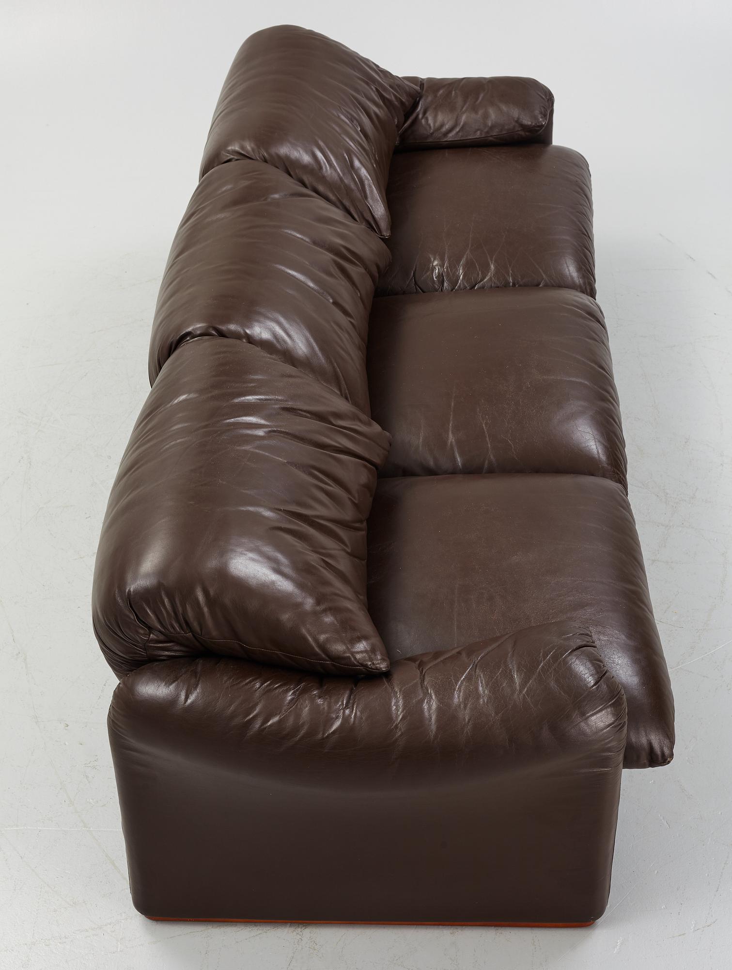 A Vico Magistretti leather sofa, "Maralunga" Cassina, Italy 20th century latter part.