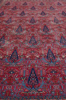 A CARPET, a semi-antique Tabriz, ca 429,5 x 343,5 cm.