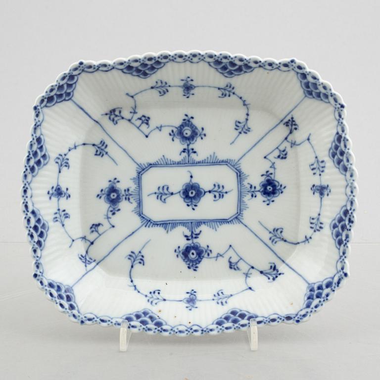 Two deep dishes and two soup dishes, porcelain, "Blue Fluted Half Lace" / "Musselmalet", Royal Copenhagen.