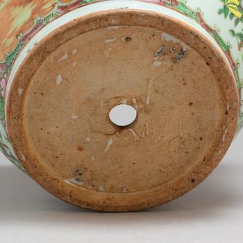 A large famille rose Canton pot, Qing dynasty, late 19th century.