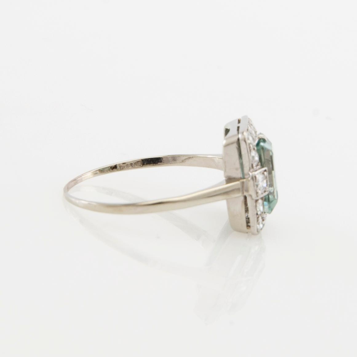 Ring 18K white gold set with a light blue zircon, as well as round brilliant and single-cut diamonds.