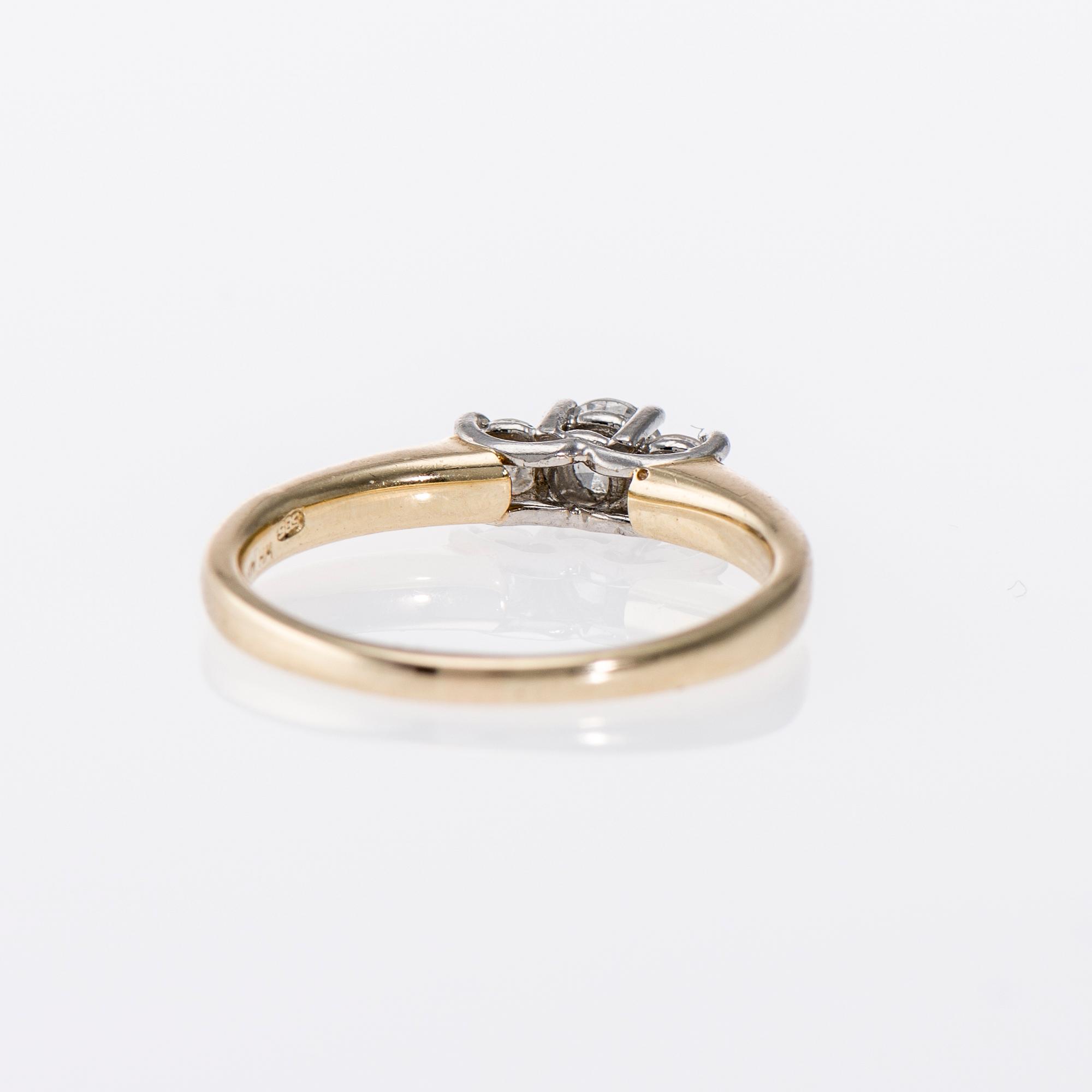 RING, 14K guld, 3 diamanter, totalt 0,42 ct. Vikt 2,9 g.