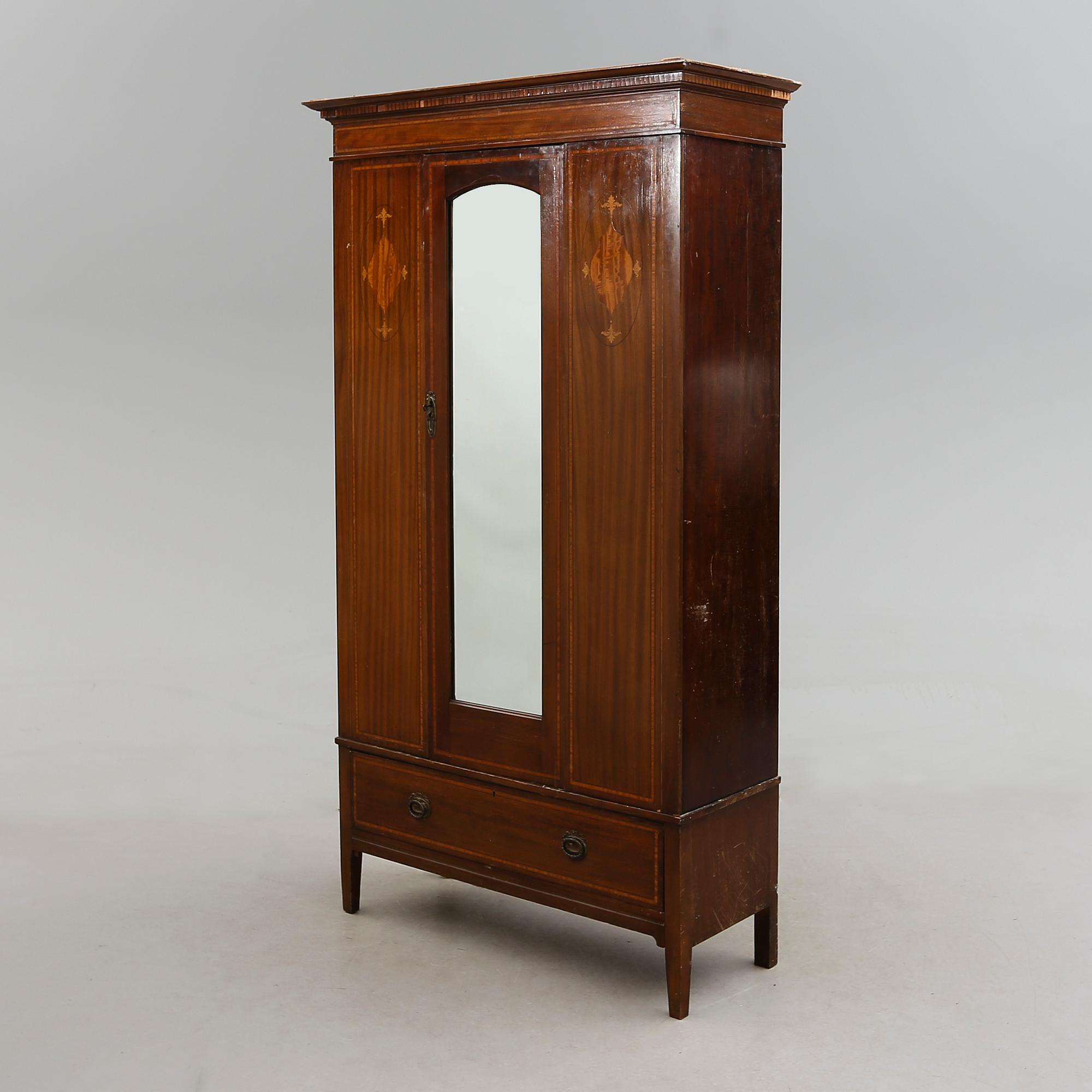 KLÄDSKÅP, England, 1900-talets första hälft.