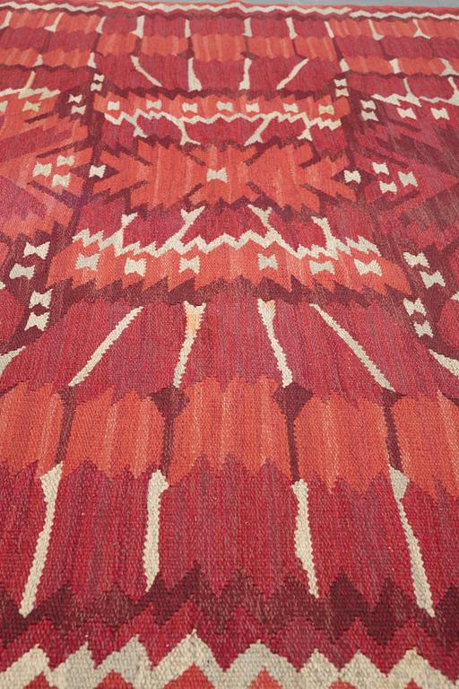 Barbro Nilsson, matto, "Strålblomman, röd", flat weave, ca 313,5-316 x 201,5-204,5 cm, signed AB MMF BN.