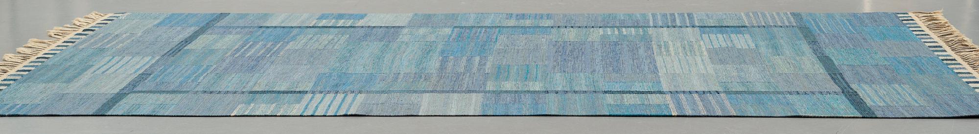 Marianne Richter, MATTA, "Fasad blå", rölakan, ca 305 x 190 cm, signerad AB MMF MR.