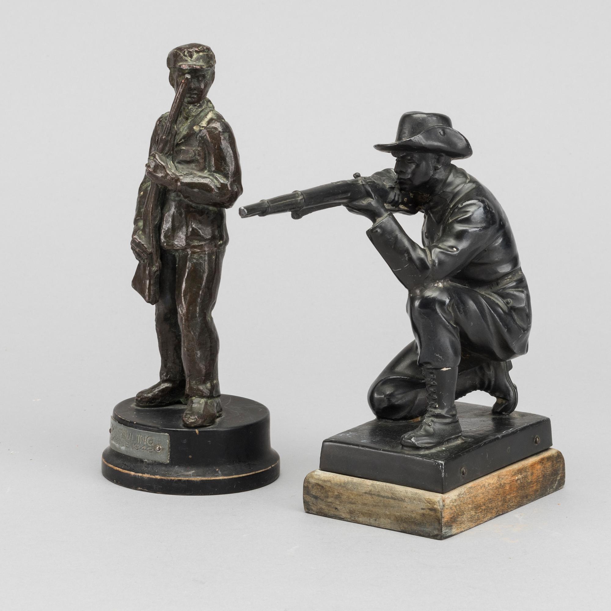 SKULPTURER 2 st 1900-talets mitt patinerad brons.