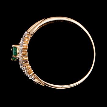 RING, 10 k guld, smaragder tot 0.85 ct och diamanter tot 0.15 ct.