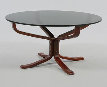 FÅTÖLJER, ett par, samt SOFFBORD, "Falcon chair", Sigurd Russel, Vatne möbler, Norge, 1970-tal.