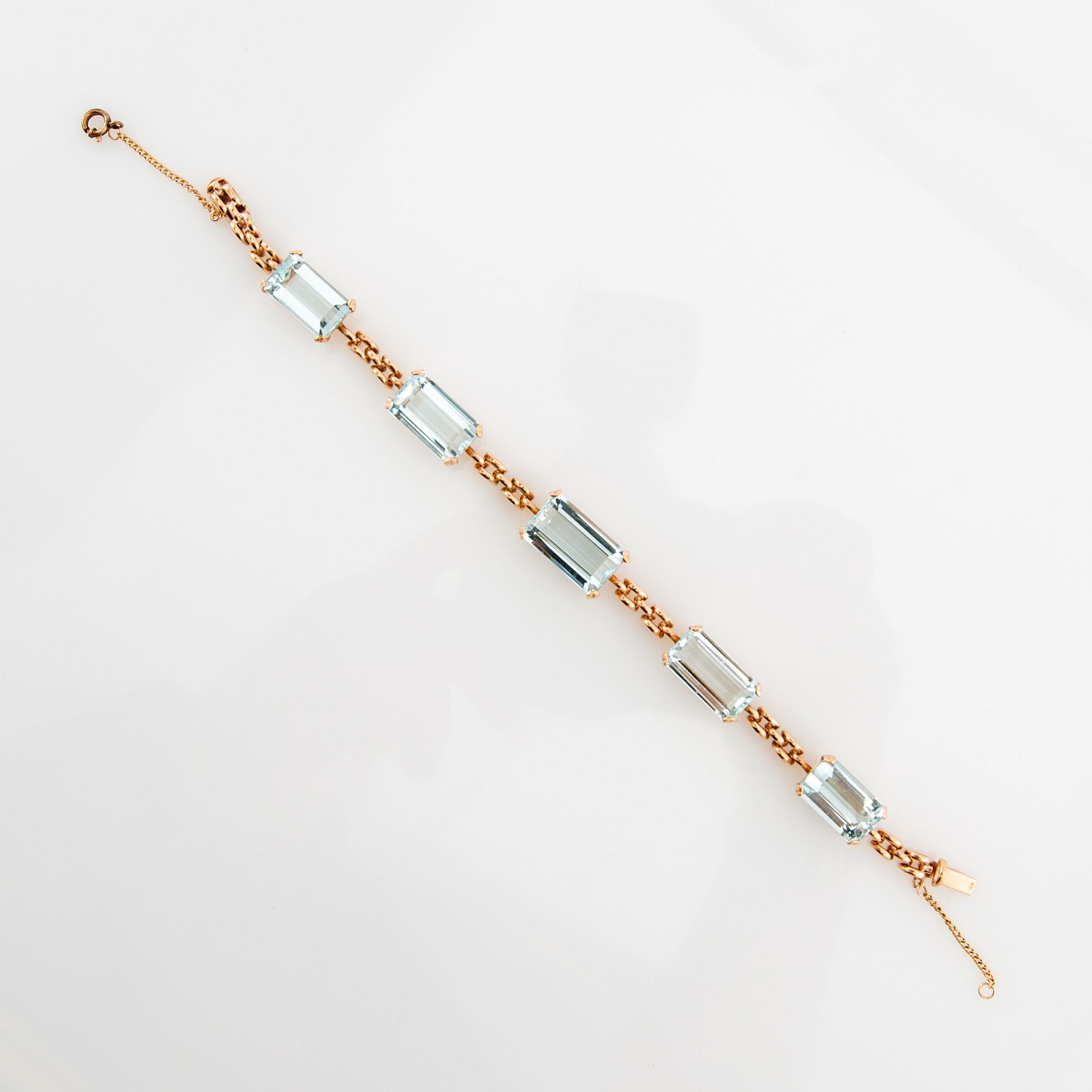 Bracelet 18K gold with step-cut aquamarines.