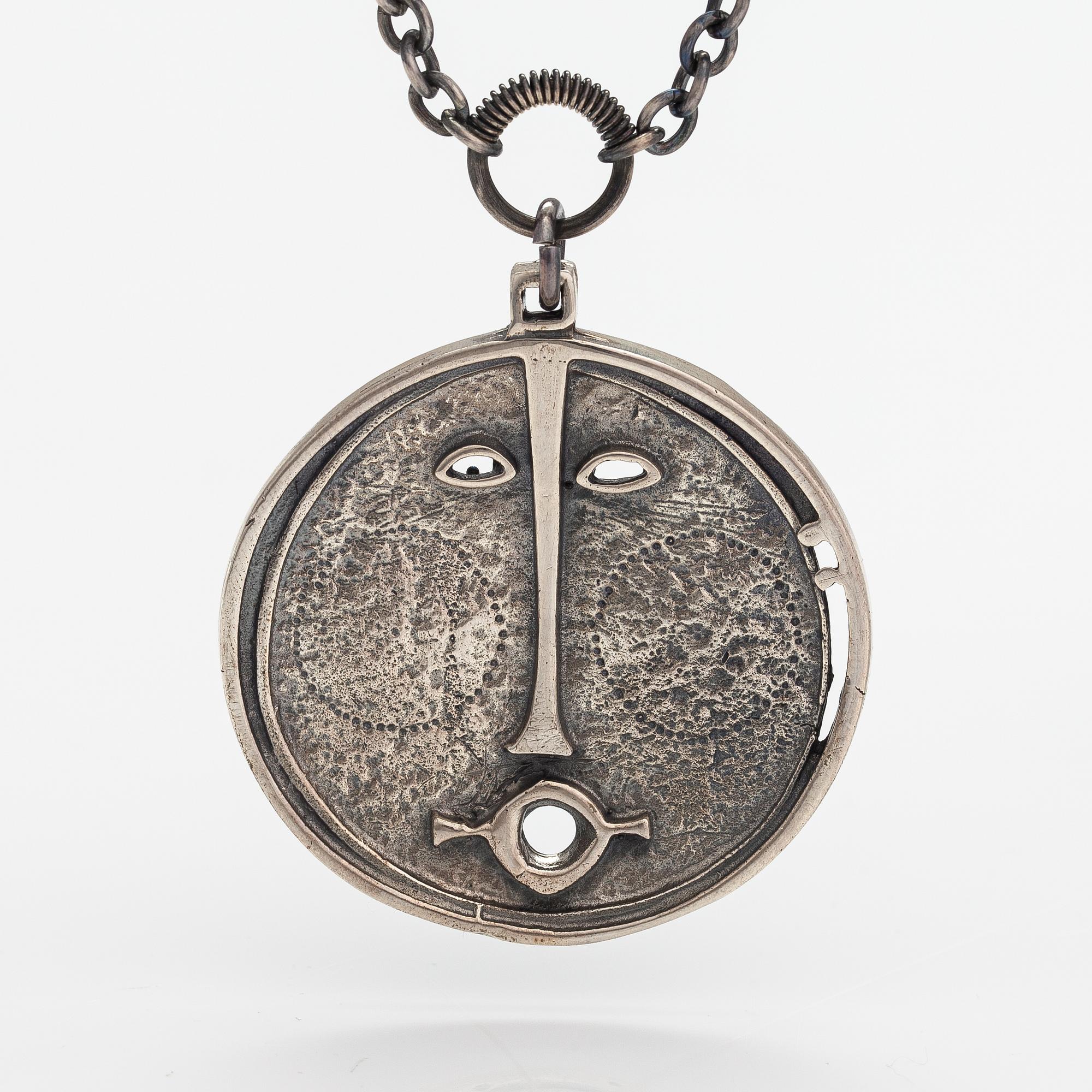 Jorma Laine, A sterling silver necklace "Face mask". Turun Hopea, Turku.