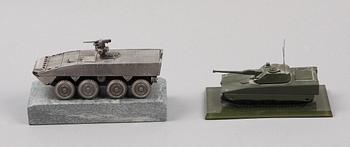 MODELLER, 2 st, plast och metall, 1900-tal.