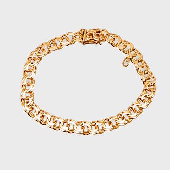 An 18K gold Bismarck link bracelet.