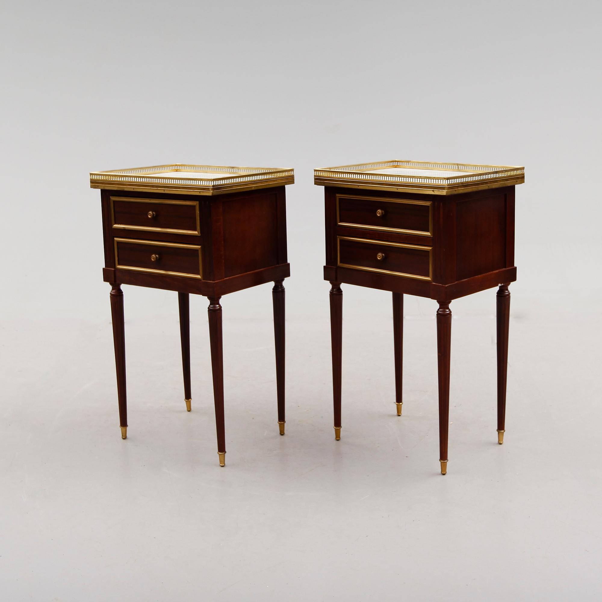SÄNGBORD, 1 par, gustaviansk stil, 1900-talets andra hälft.
