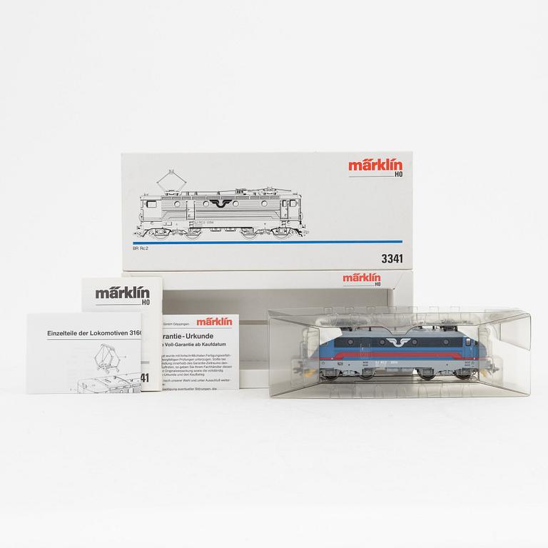 Märklin, a electrical locomotive and a four passenger car set, gauge H0, in boxes.