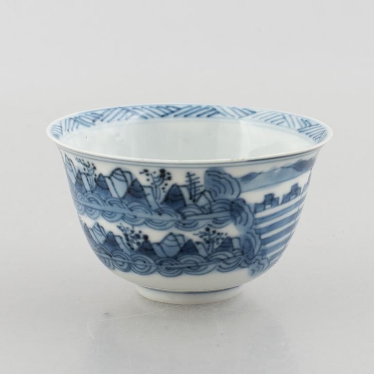 A blue and white Chinese porcelain cup with saucer, Kangxi (1662-1722).