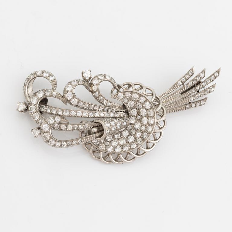 Platinum and brilliant cut diamond brooch. Ca 1930-40's.
