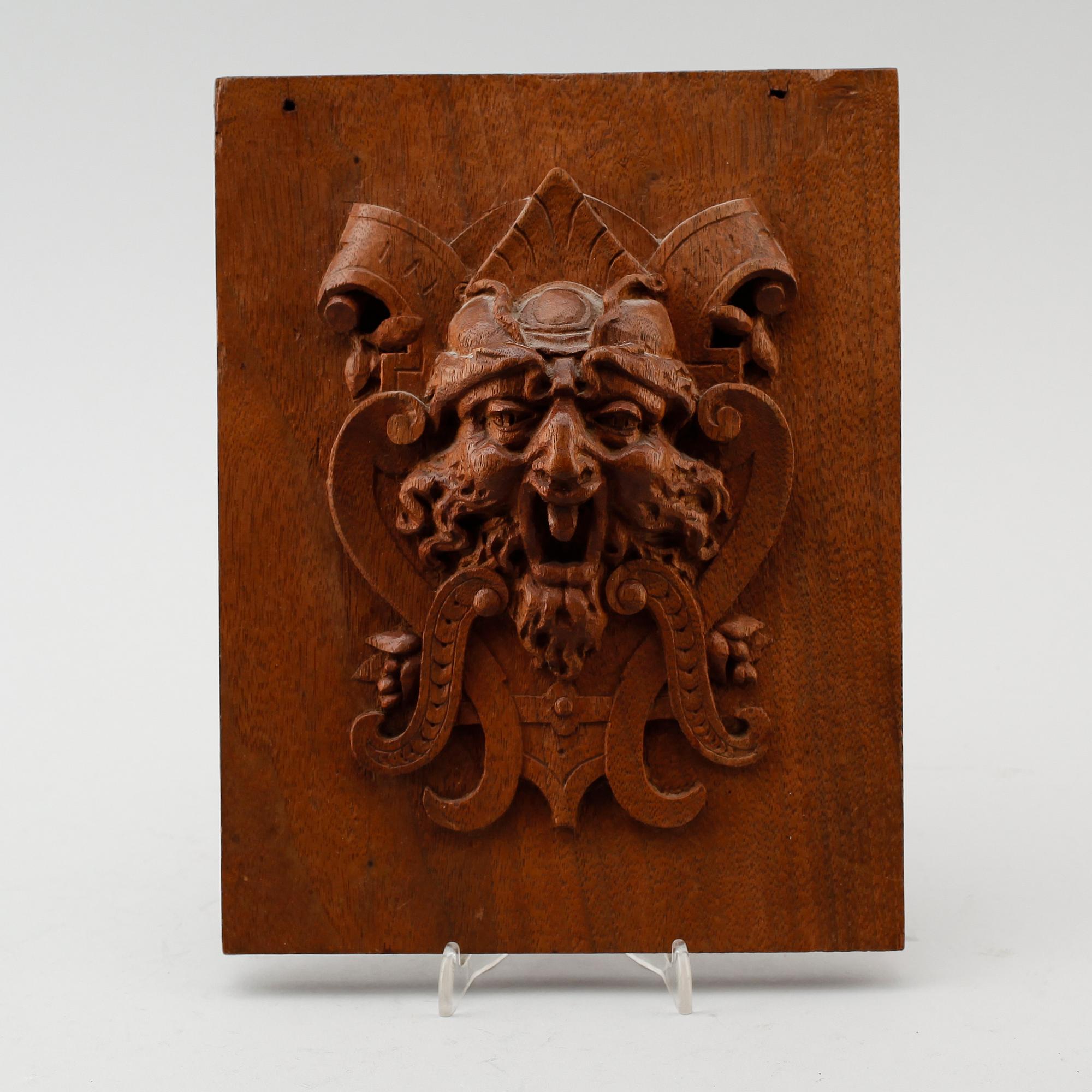 VÄGGRELIEF, 1900-talets första hälft.