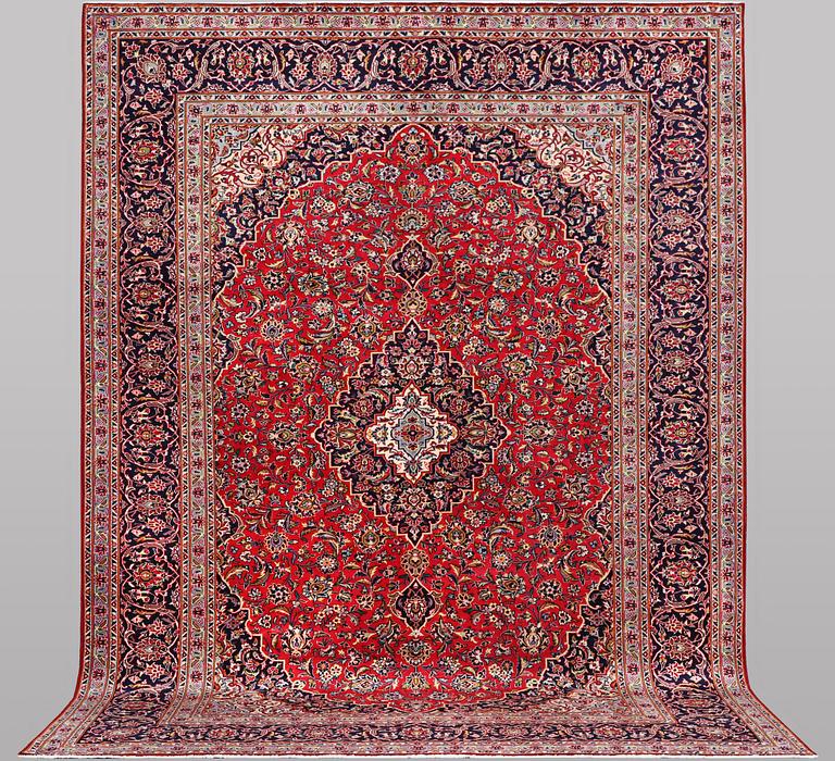 A carpet, Kashan, ca 397 x 295 cm.