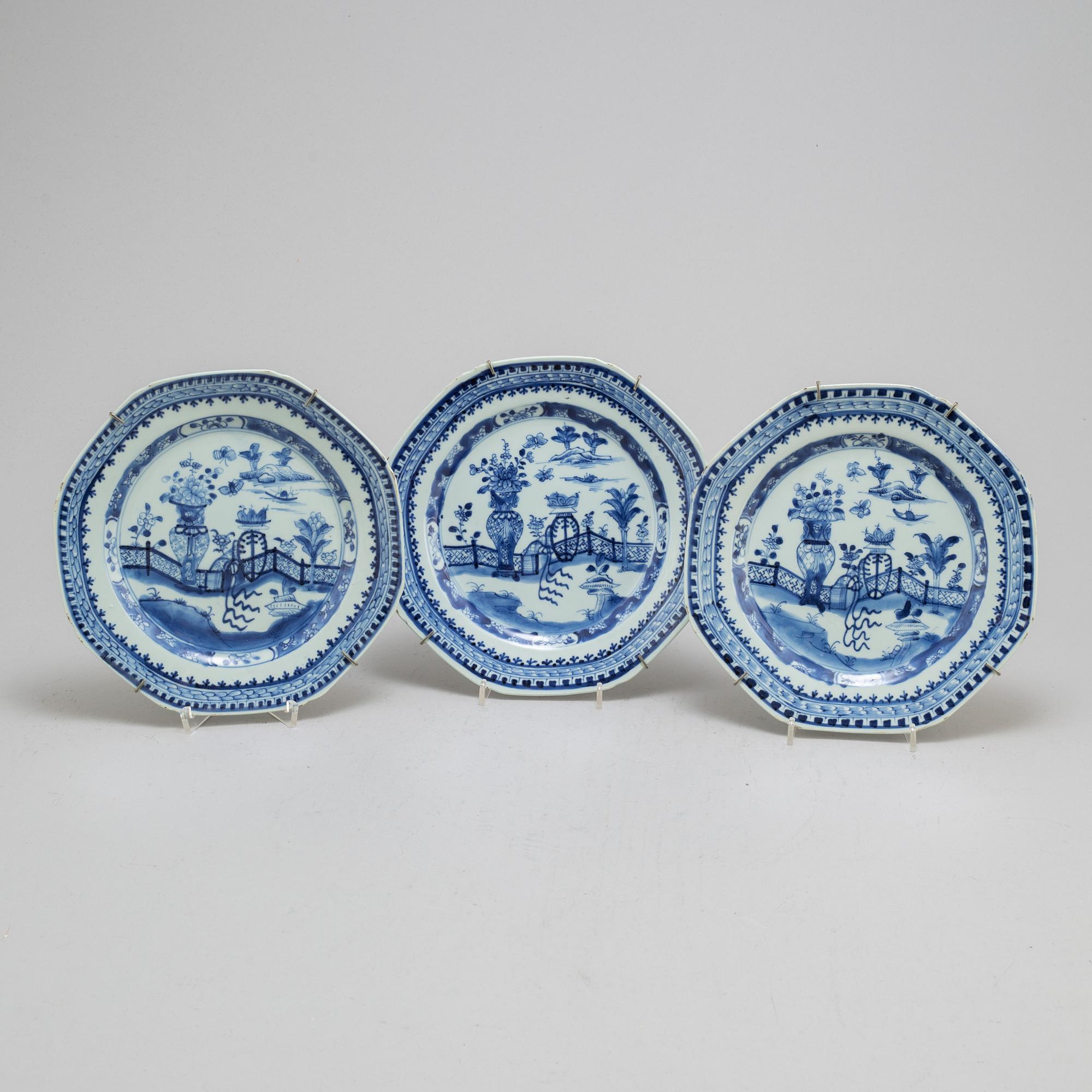 A blue and white dish, and three plates, Qing dynasty, 18th Century.