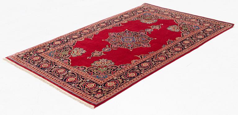 A semi-antique Kashan rug, ca 212 x 134 cm.