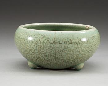 A pale green Ge glazed cencer, Qing dynasti, presumably Kangxi (1662-1722).