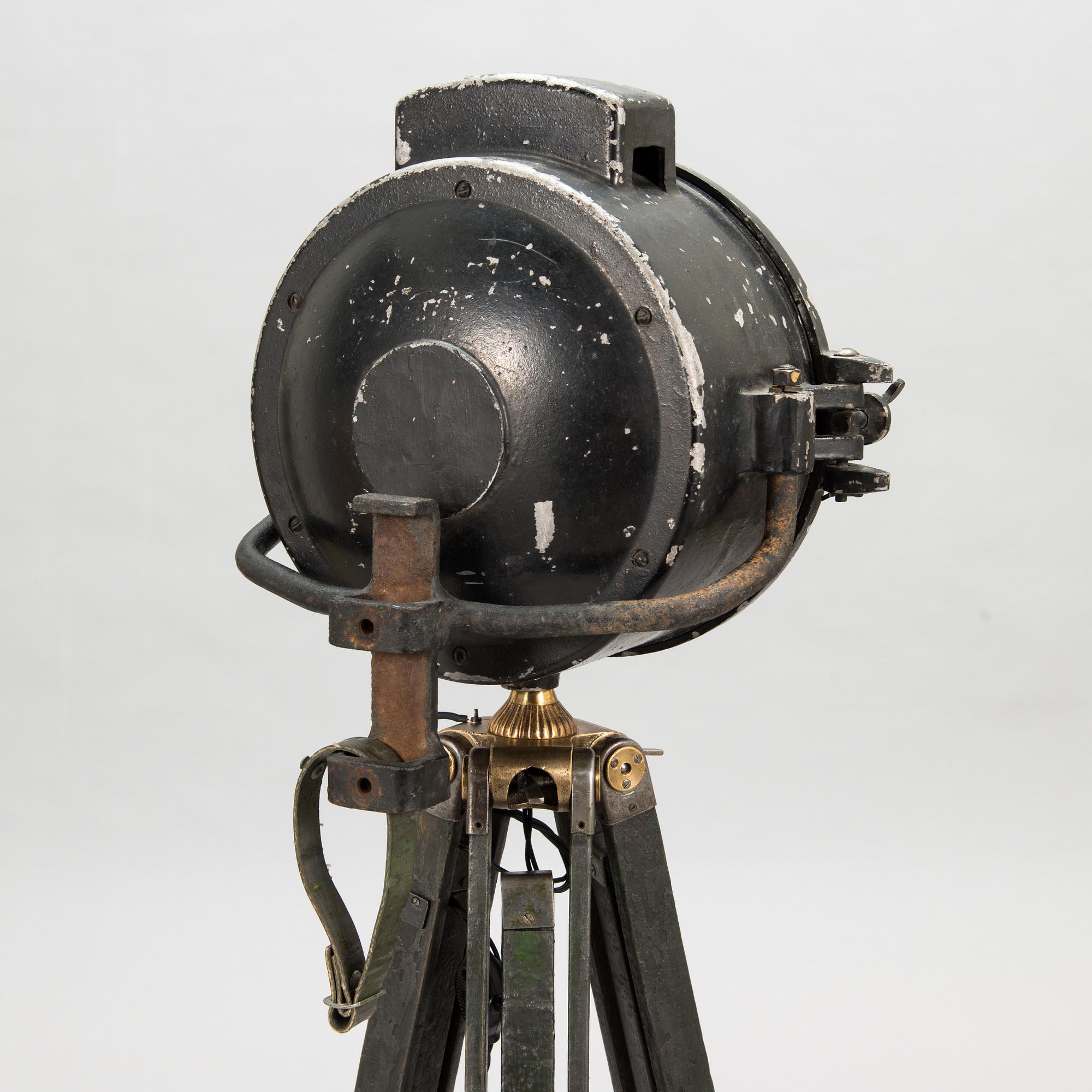 Golvlampa, bestående av olika delar från 1900-talet.